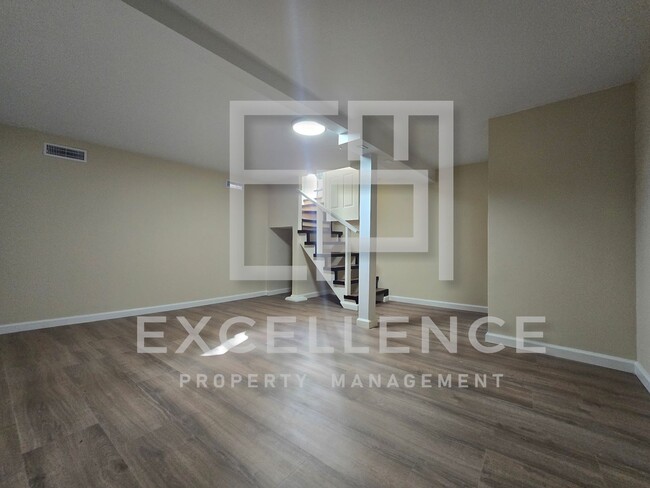 Building Photo - 4/2 House With Fireplace, Pets, Real Hardw...