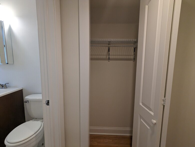 Building Photo - 4036 N Ashland Ave