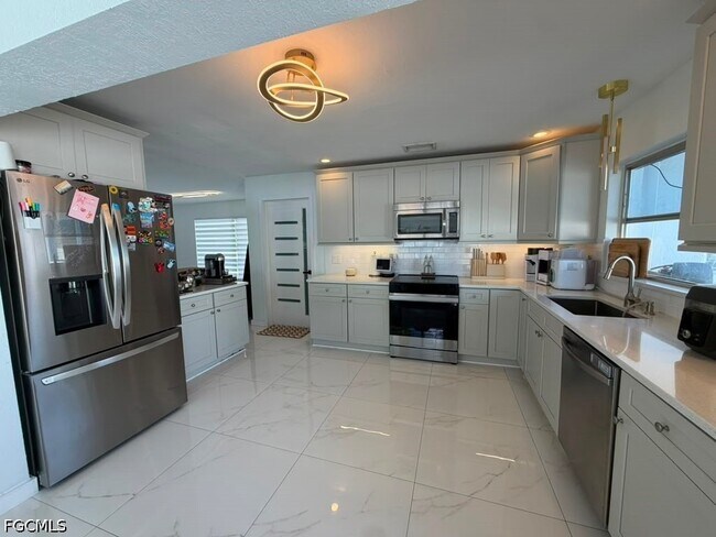 Building Photo - 2267 Aldridge Ave