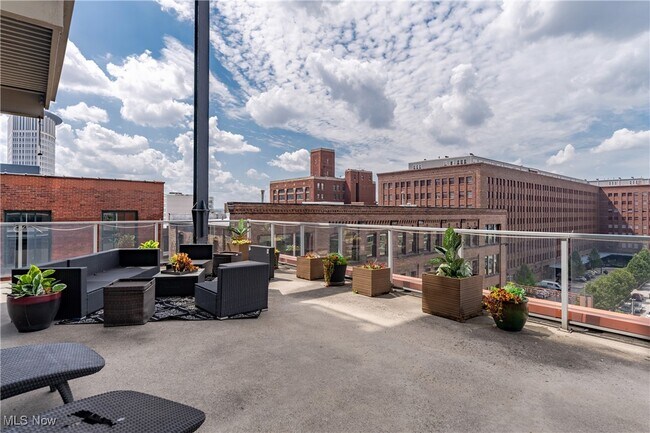 Building Photo - 701 W Lakeside Ave