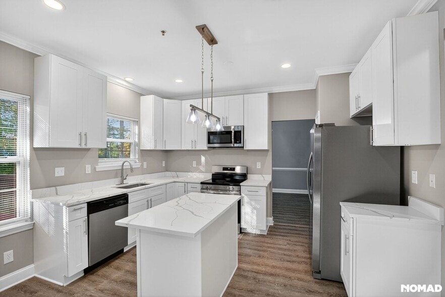 Building Photo - 7 Hickory St