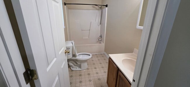 Building Photo - READY TO MOVE IN! 3 BEDS/2 BATHS!