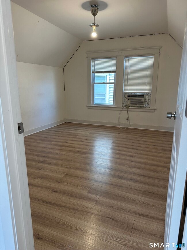 Building Photo - 27 E 9th St