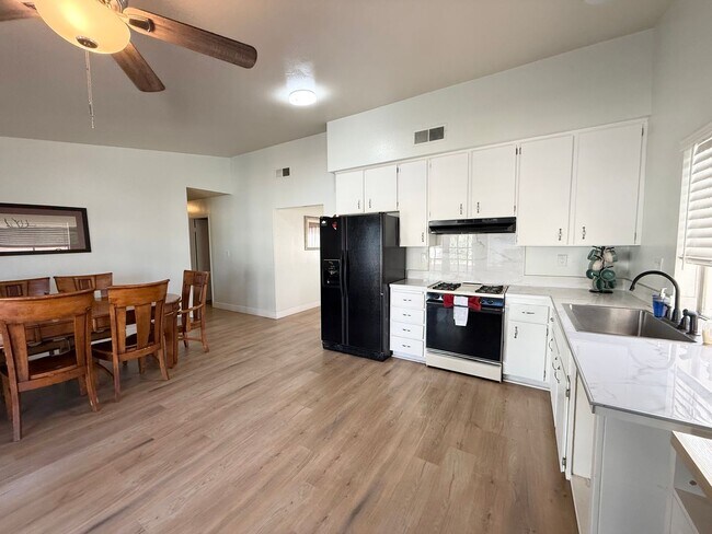 Building Photo - Fully Furnished 4-Bedroom Home in Prime Central Las Vegas Location