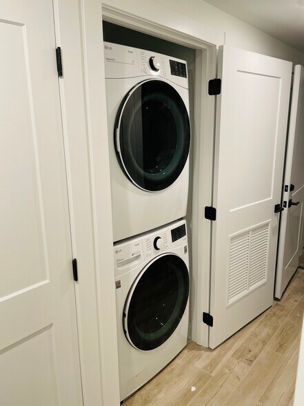 Building Photo - 843 W Wellington Ave