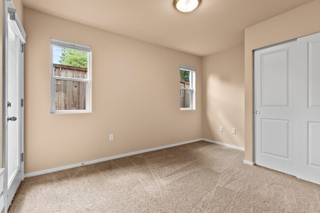 Building Photo - 4Bd/3.5Ba Mountlake Terrace Townhouse