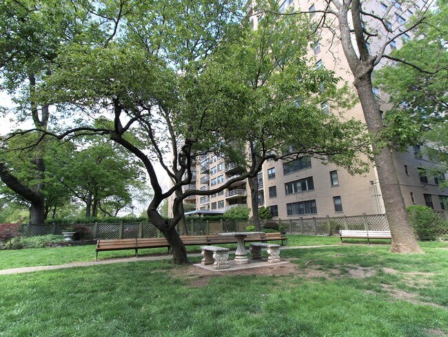 Building Photo - 10 Huron Ave