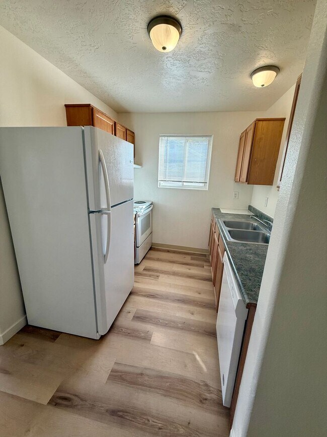 Building Photo - 3 bed 1 bath duplex