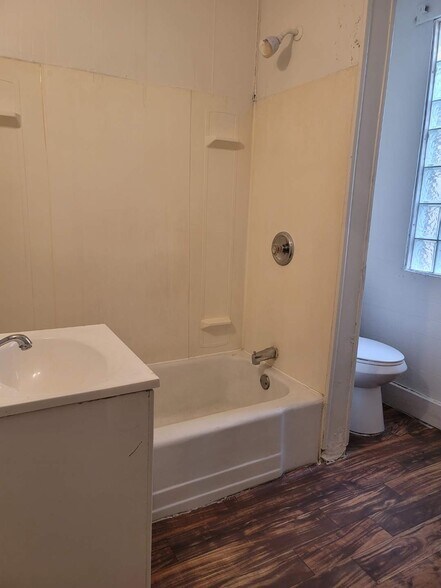 Building Photo - 1608 W Lincoln Ave