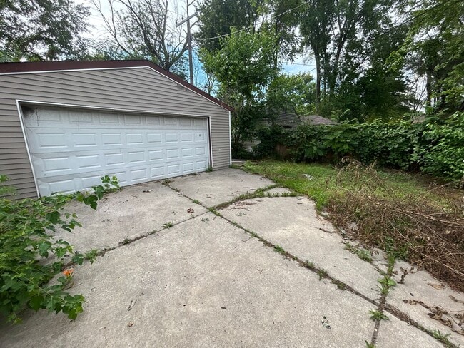 Building Photo - LARGE WESTSIDE FULLY REHABBED HOME -  3 be...