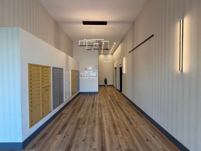 Building Photo - 60 Cross St E