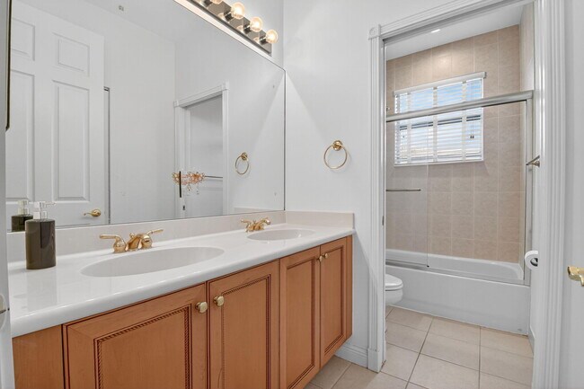 Building Photo - 9826 Vía Amati