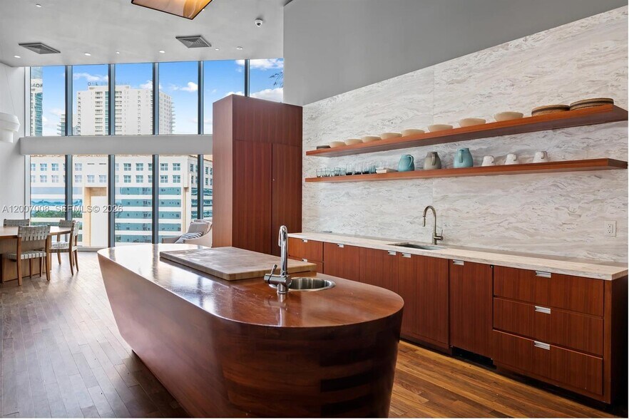 Building Photo - 1300 Brickell Bay Dr