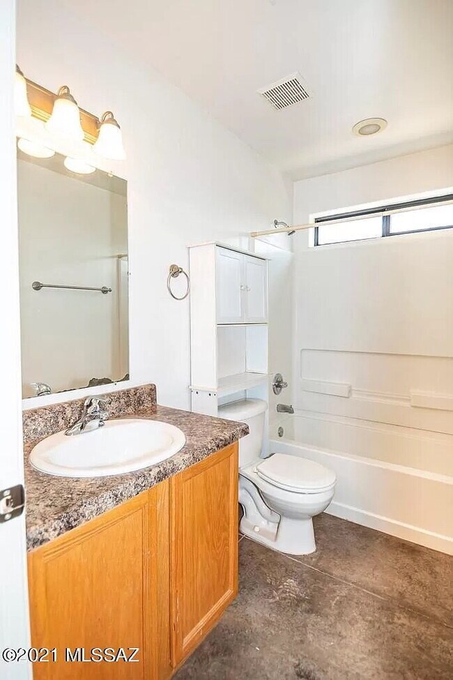 Building Photo - 3 bedroom 2 bath home with washer and dryer.