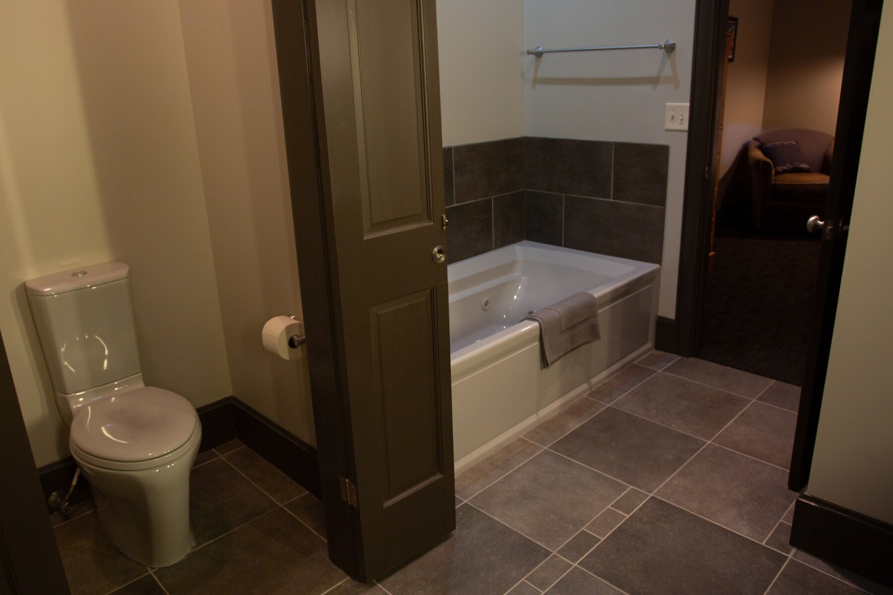 J & J bath: jetted tub and toilet behind French doors - 225 E Blaine Ln