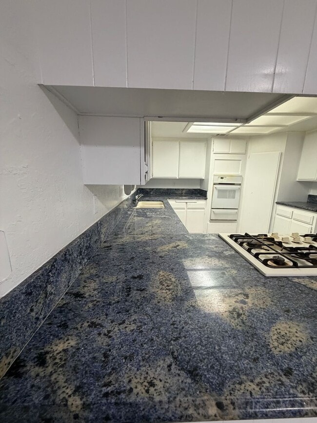 Building Photo - 14606 Riverside St