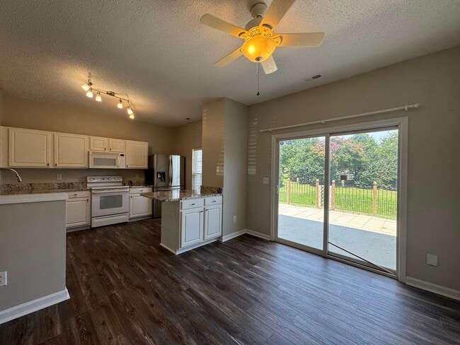 Building Photo - 3 Bedroom Townhome