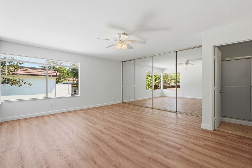Building Photo - 10432 Larwin Ave