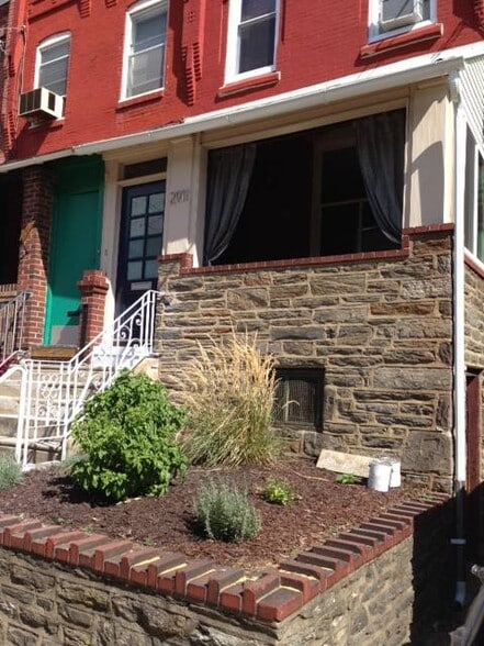 Front Door - 2911 Poplar St