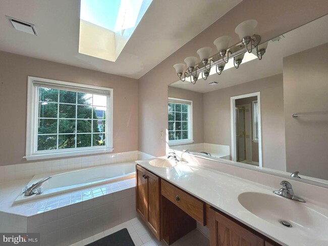 Building Photo - 5556 Village Center Dr