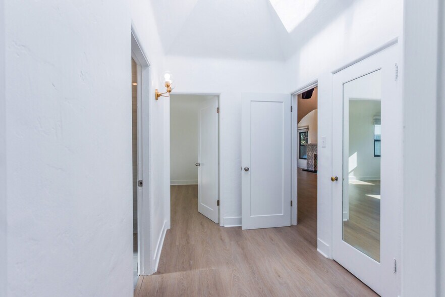 Building Photo - 128 S Harper Ave