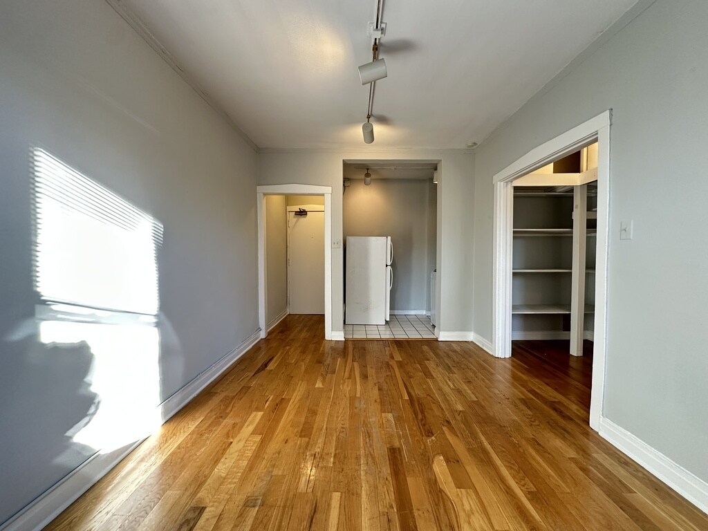 Building Photo - 516 W Melrose St