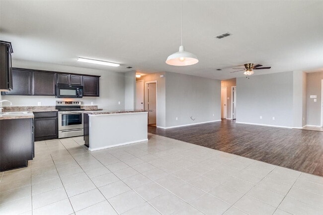 Building Photo - 1434 Raven Dr W