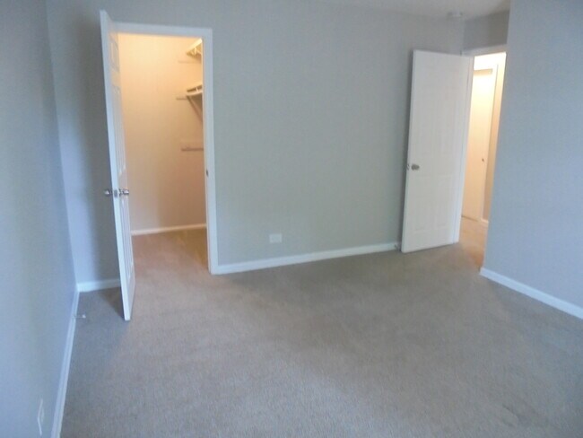 Building Photo - 4730 Calvert Dr