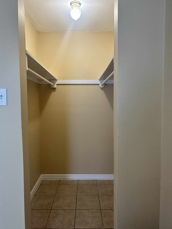 Building Photo - 6 Pine Creek Cir