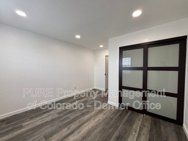 Building Photo - 1150 Golden Cir