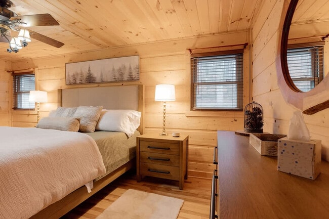 Building Photo - 521 Baywood Dr