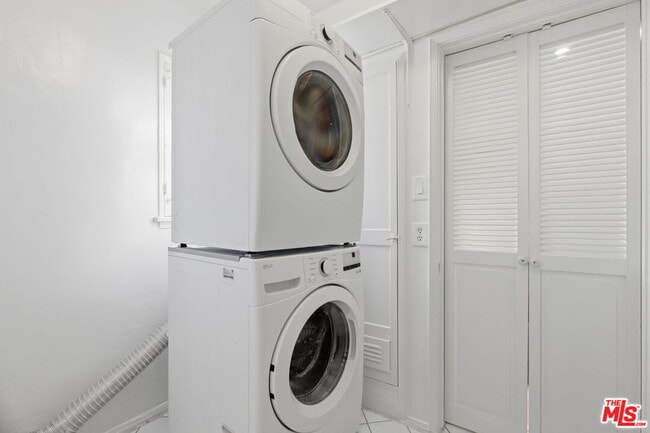 Building Photo - 307 S Doheny Dr