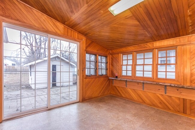 Building Photo - Spacious 3 bedroom with fenced in yard!