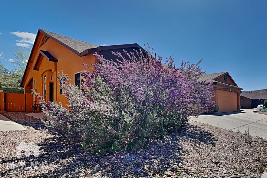 Building Photo - 2018 E Calle Arroyo Lindo