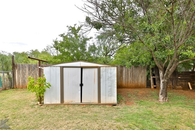Building Photo - Plenty of Room! Cute yards