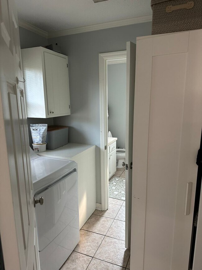 Building Photo - Cute home with great space
