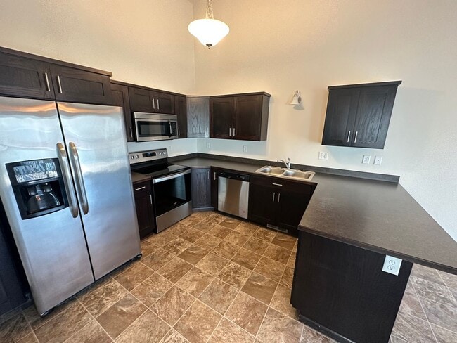 Building Photo - 3 Bed 3 Bath Twin Home