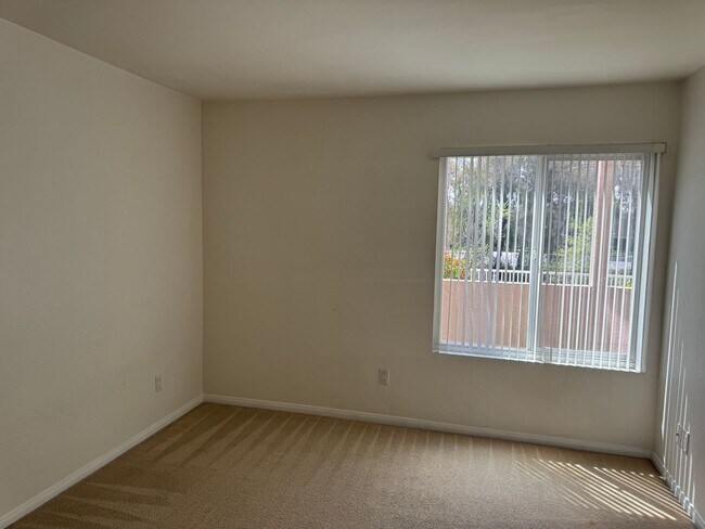 Building Photo - 2 bedroom 1 bathroom condo in Mirabella Point