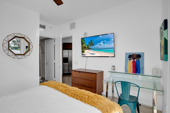 Building Photo - 480 NE 30th St