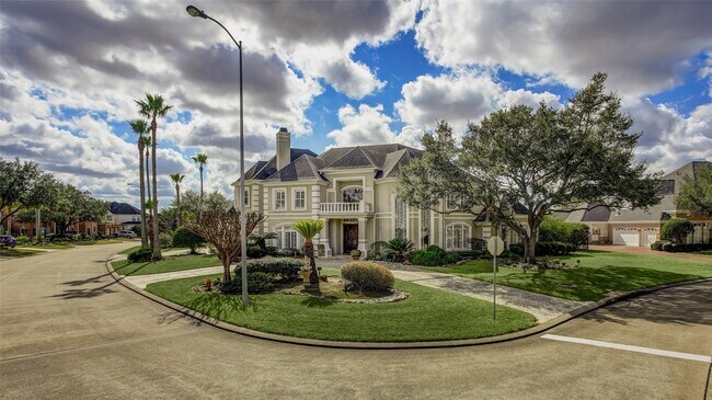 Building Photo - 13703 Lakeshore Way Cove