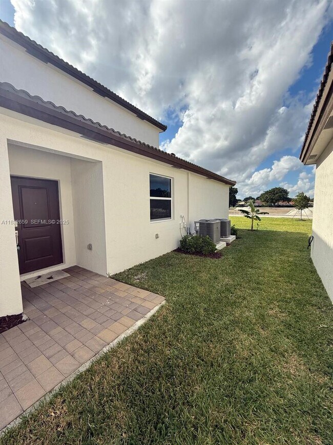 Building Photo - 2942 SE 23rd Ave