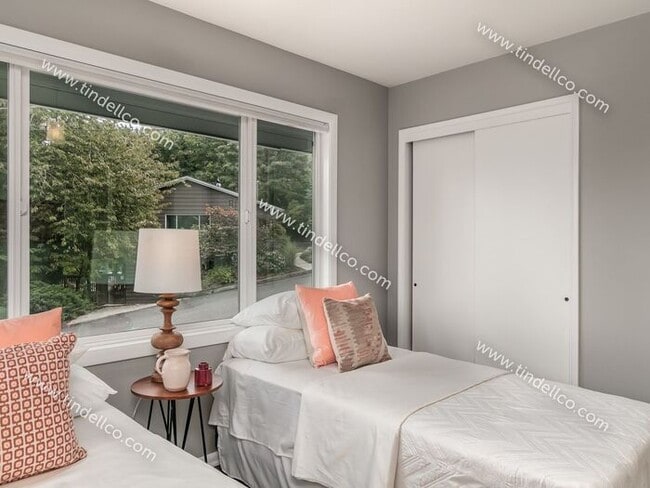 Building Photo - Spacious Mid-Century Modern Home in Counci...