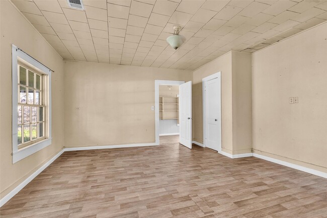 Building Photo - 203 W Powell St