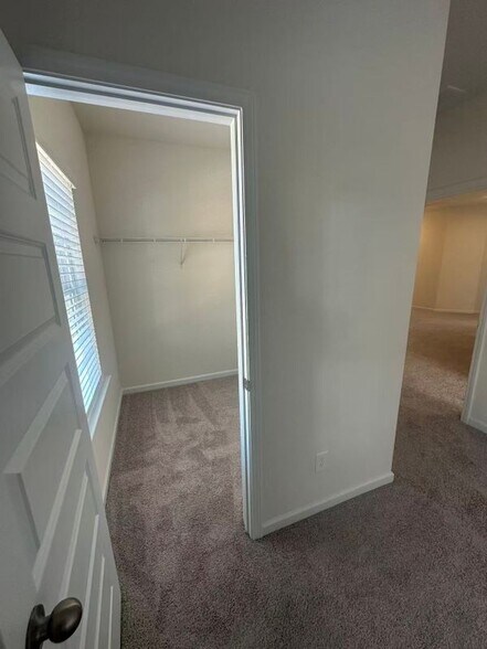 Building Photo - 829 Kensington St