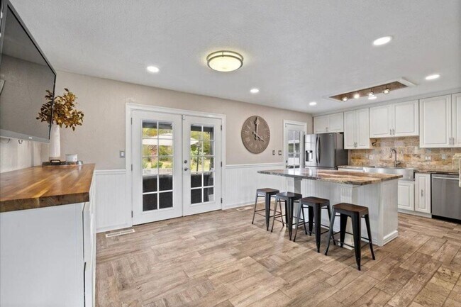 Building Photo - 4/2 Granite Bay, Pool, Jacuzzi, RV Parking...