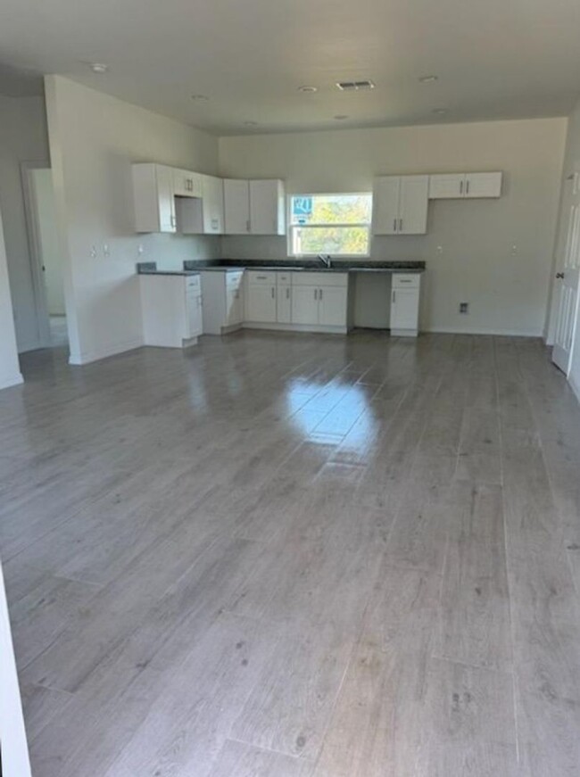Building Photo - MUST SEE-BRAND NEW THREE BEDROOM, 2 BATH, ...