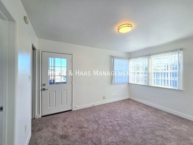 Building Photo - 244 1/2 E. 56th St.-