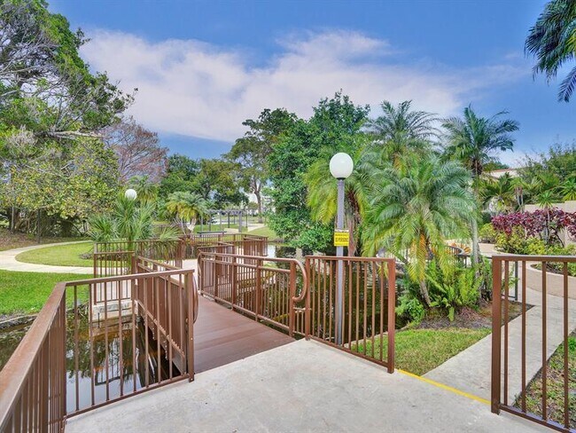 Building Photo - 2208 S Cypress Bend Dr