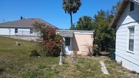 Building Photo - Beachside bungalow