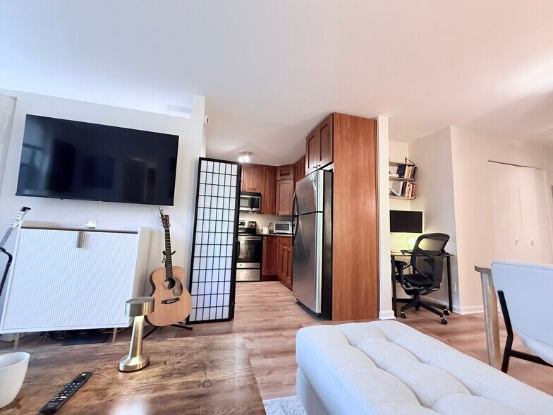 Building Photo - 3033 N Sheridan Rd